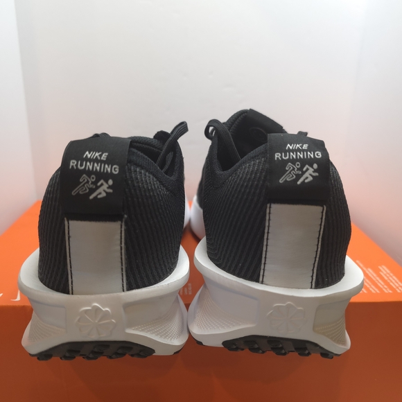 Nike Black and White Interact Run - Picture 4 of 6